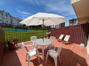 Casita con patio y piscina entre el mar y montañas